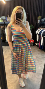 ÇİZGİLİ MİDİ BOY ELBİSE